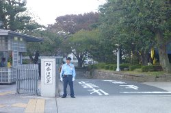 神奈川大学正門